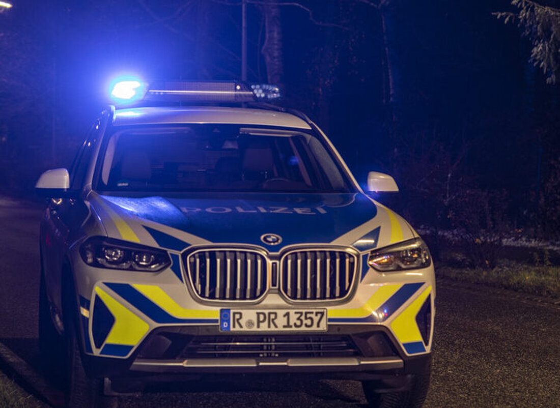 Weiden/Etzenricht. Ein 16-Jähriger lieferte sich in Weiden eine Verfolgungsjagd mit der Polizei. Die Fahrt - mit innerorts bis zu 100 km/h und über mehrere rote Ampeln - endete nach acht Kilometern in Etzenricht mit einem Unfall.  