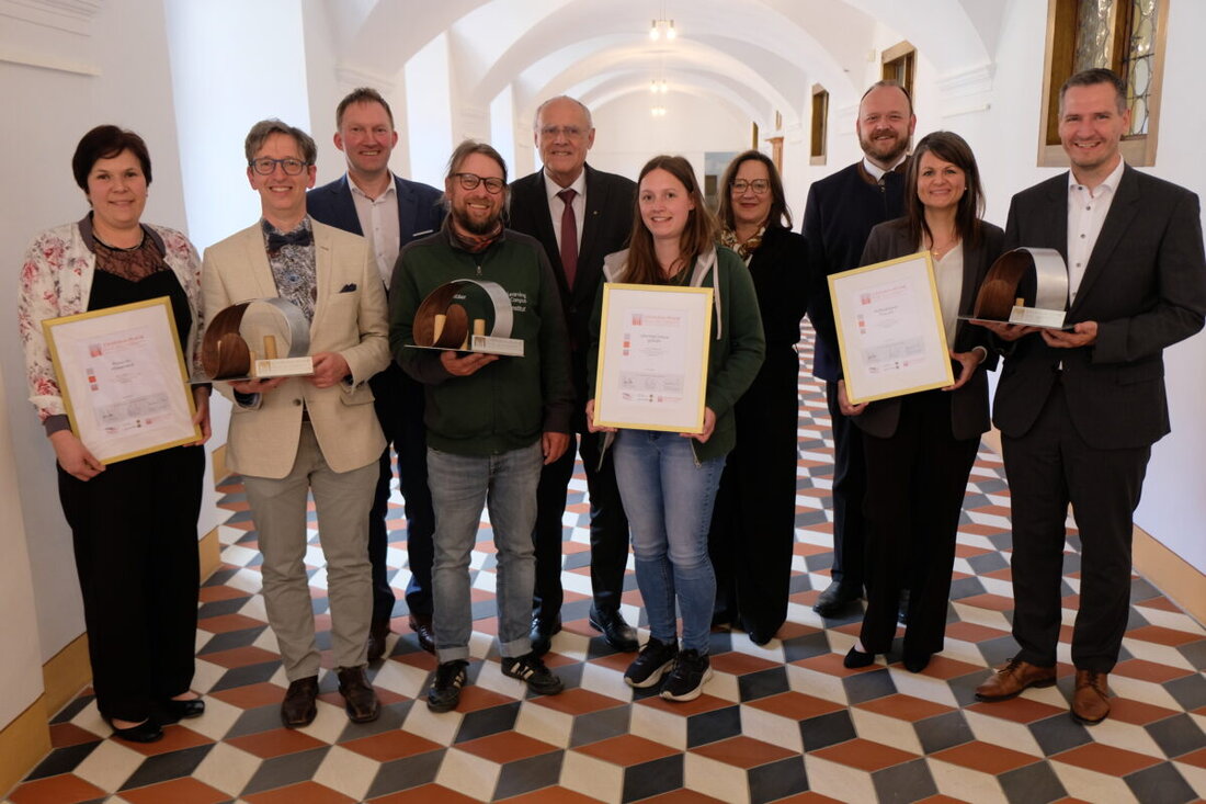 Speinshart. Beim Johanna-Frank-Preis 2025 wurden familienfreundliche Unternehmen aus der nördlichen Oberpfalz ausgezeichnet. LearningCampus aus Trabitz, Raiffeisenbank Floß und die Gemeinschaftspraxis Wiesendeck in Vohenstrauß-Eslarn wurden geehrt.