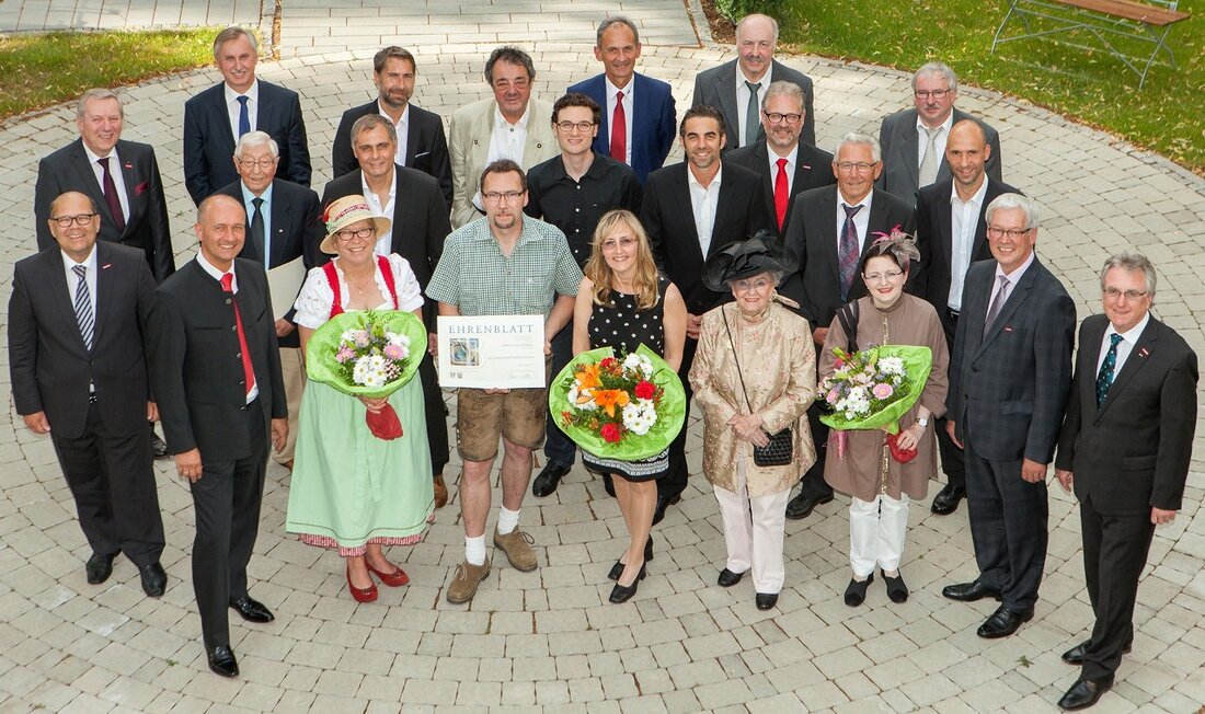 Regensburg/Weiden/Waldsassen. „Sie haben etwas von Bestand geschaffen, das der Schnelllebigkeit unserer Zeit Werte wie Qualität, Regionalität und Erfahrung gegenüberstellt“, sagte der Vizepräsident der Handwerkskammer Niederbayern-Oberpfalz Karl-Heinz Moser anlässlich der Verleihung von [&hellip;]