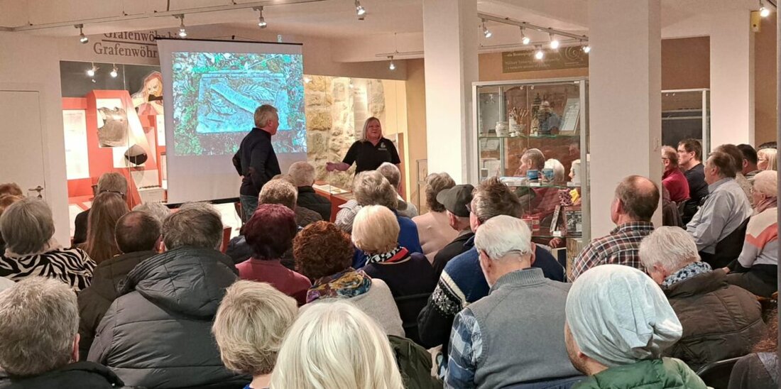 Grafenwöhr. Der Bildervortrag Verlorene Heimat von Gerald Morgenstern füllte das Museum mit 120 Gästen und erzählte von den aufgegebenen Dörfern des Truppenübungsplatzes. Die Wiederholung ist am Montag, 2. März 2026 um 19 Uhr.