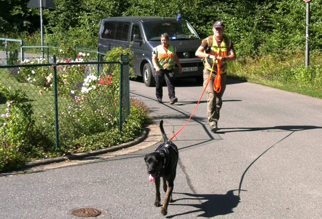 Neustadt/WN/Weiden. Zarina (16) ist seit Mittwoch Mittag vermisst. Gestern Nachmittag suchten Polizei, Feuerwehr und Wasserwacht nach der Schülerin. Dabei durchkämmten sie vor allem das Gebiet rund um die Waldnaab. t3://record?identifier=news&amp;uid=19520 [&hellip;]