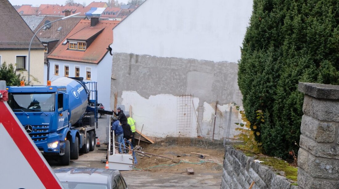 Floß. Eine Baulücke in der Kirchstraße wird durch die Errichtung einer Einfriedungsmauer geschlossen, was das Ortsbild verschönert.