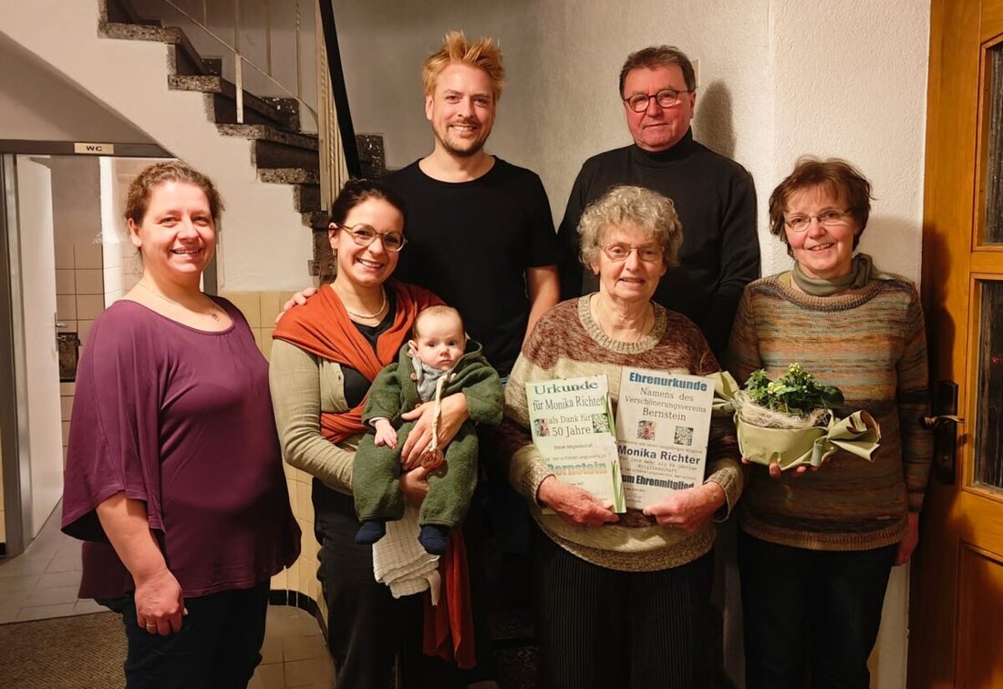 Bernstein. Bei der Jahreshauptversammlung des Verschönerungsvereins wurden Rückblicke, Neuaufnahmen und eine Ehrenmitgliedschaft gefeiert. Der Verein zählt 53 Mitglieder und engagiert sich in der Dorfpflege und im gesellschaftlichen Miteinander.
