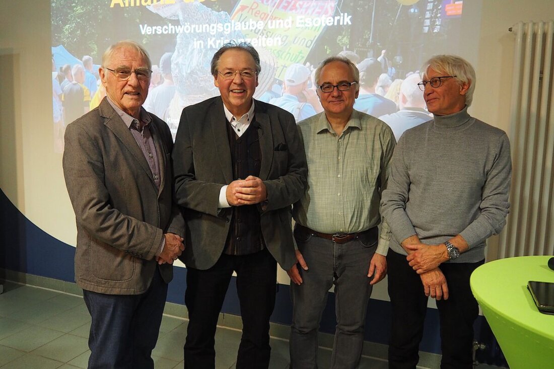 Weiden. Dr. Matthias Pöhlmann zeigte in einem Vortrag, wie Verschwörungsglaube und Esoterik als Zwillingspaar wirken und die Demokratie bedrohen. Eingeladen hatten der Freundeskreis Weiden der Akademie Tutzing und die vhs.