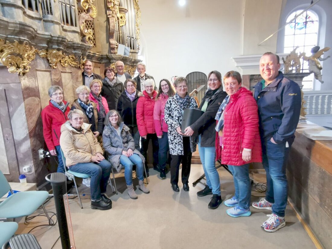 Eslarn. Die Regionaldirektion der Allfinanz Hummer GbR spendet dem Kirchenchor einen Bose-Lautsprecher S1 Pro, um die musikalische Aufführung zu Ostern zu verbessern. Die Mitglieder dankten bei der Übergabe mit Applaus und "Vergelts Gott".