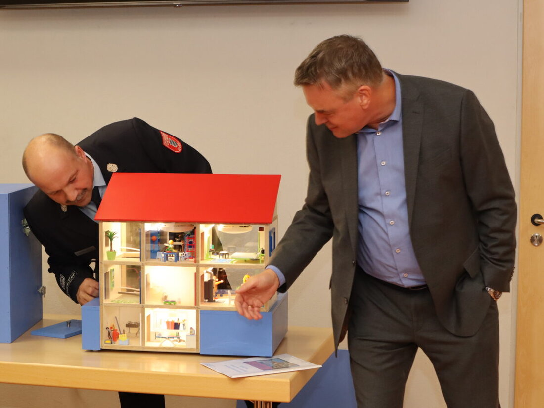 Grafenwöhr. Die Versicherungskammer Bayern spendet den Feuerwehren im Landkreis Neustadt/WN ein neues Modellrauchhaus für die Brandschutzerziehung.