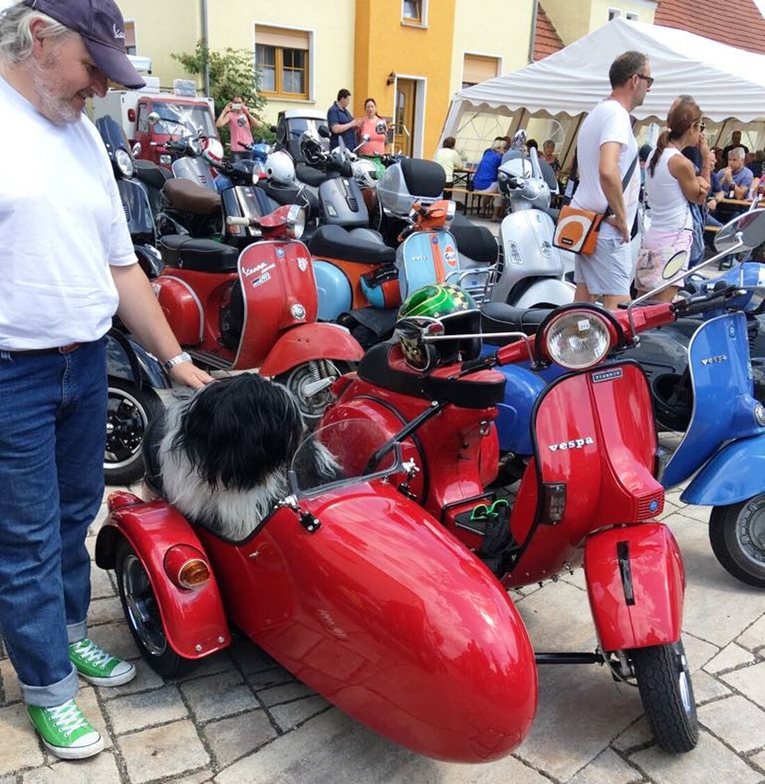Schwarzenbach. Die Gruppo Vespa Rio Nero strahlte mit der Sonne um die Wette: Auf dem Dorfplatz in Schwarzenbach schwirrten am Wochenende jede Menge Vespas zum ersten Vespatreffen ein.  Gänzende Maschinen, bunt [&hellip;]