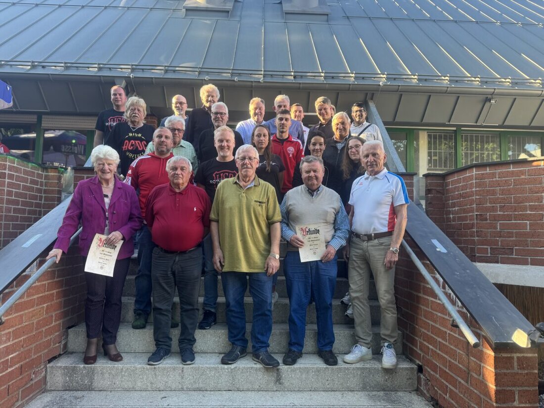 Weiden. Der VfB Rothenstadt bestätigte bei seiner Jahreshauptversammlung 2025 die Vorstandschaft und präsentierte das neue Motto „Rounstod einfach bewegend“. Mitglieder wurden für langjährige Treue geehrt, und die Bedeutung des Sports für Jugendliche wurde hervorgehoben.