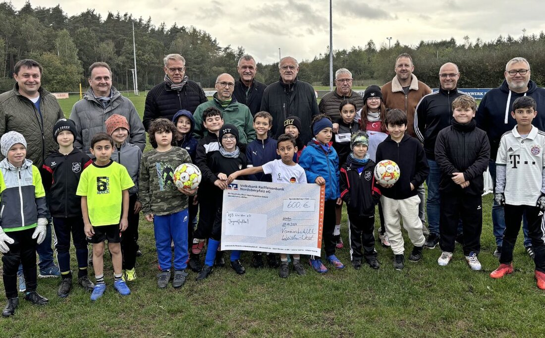 Weiden. Die Jugendmannschaften des VfB Weiden erhalten eine 600-Euro-Spende vom Vereinskartell Weiden West, die für Fußbälle verwendet wird.