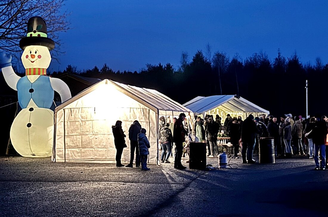 Weiden. Der VfB Weiden veranstaltete bereits zum dritten Mal einen Weihnachtsmarkt im Westen der Stadt, mit zahlreichen Ständen und Ehrengästen. Ziel ist es, diesen Markt als Highlight im Pressather Wald zu etablieren und die Gemeinschaft zu stärken.