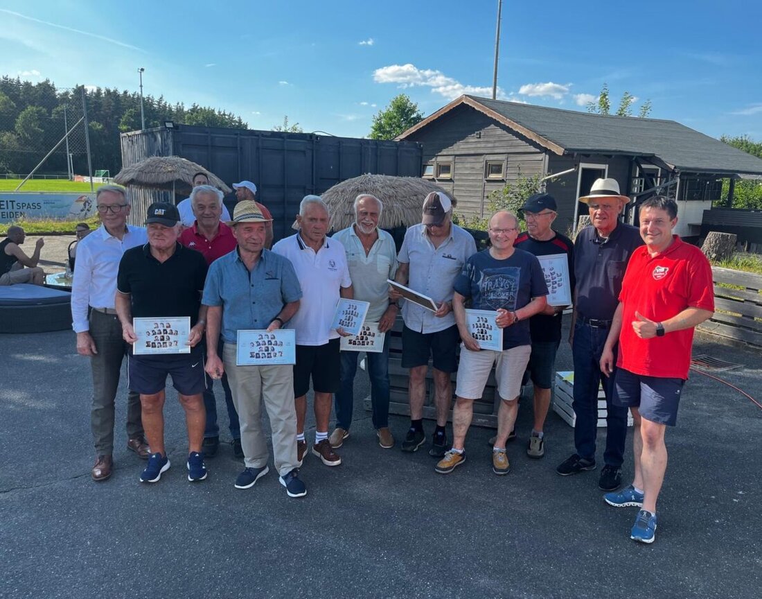 Weiden, 21. Juli 2025. Das Sportplatzfest des VfB Weiden e.V. zog zahlreiche Besucher an und zeichnete sich durch Highlights wie das Treffen der Meistermannschaft von 1975 aus.