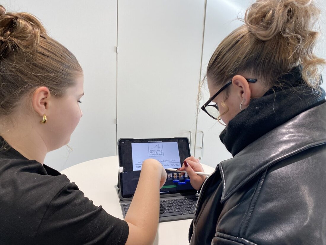 Kemnath. An der Realschule am Tor zur Oberpfalz erinnert ein neuer Videoclip an den Anfangsgottesdienst unter dem Motto „Sei mit deinen Träumen stets gut behütet“. Lehrkräfte und Seelsorgende wirken mit, die Schule lädt zum Innehalten ein.