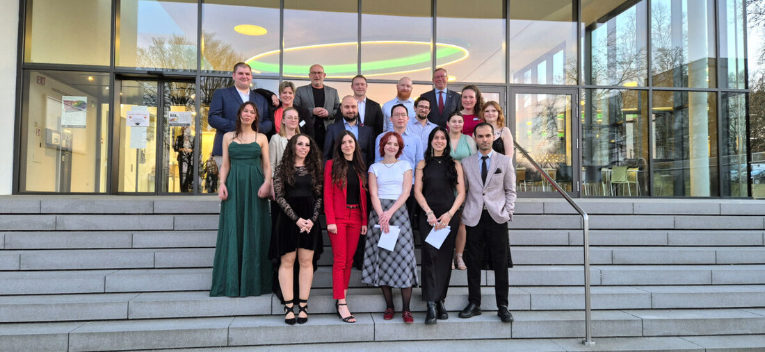 Regensburg. Die medbo Pflegeschulen feiern den Abschluss von 16 Pflegekräften, die ihre dreijährige Ausbildung beendeten. Ein Infotag am 10. Mai informiert über die Ausbildung, die sogar in Teilzeit möglich ist.