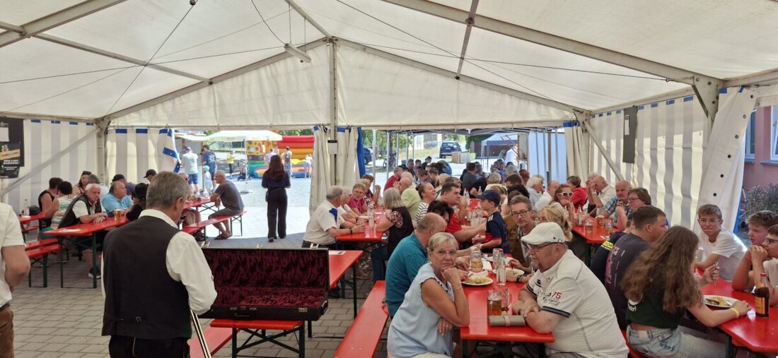 Neudorf. Das Dorffest 2026 zeigte gelebten Zusammenhalt: Von Sepp Hammer geplant, lockten Speisen und Getränke, ein großes Kuchenbuffet, Musik, Hüpfburgen und ein bunter Markt viele Gäste.