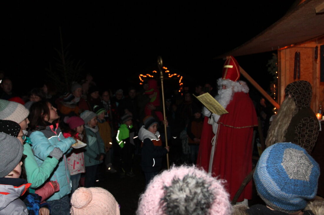 Neustadt/WN. In der Gemeinde finden vier Advents- und Weihnachtsmärkte statt, beginnend mit dem SV Neuenhammer am 23. November. Highlights sind unter anderem eine Tombola, kulinarische Angebote und der Besuch von Sankt Nikolaus für die Kinder.