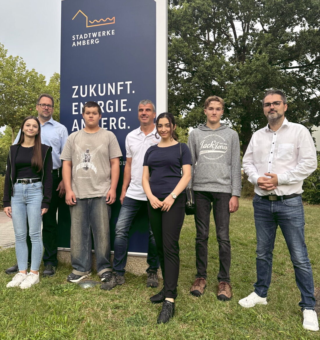Amberg. Vier neue Auszubildende starten 2024 bei den Stadtwerken Amberg in den Bereichen Versorgung und Bäder. Sie sollen für künftige Fachkräftesicherung sorgen und erhalten eine tarifliche Vergütung sowie einen sicheren Arbeitsplatz.