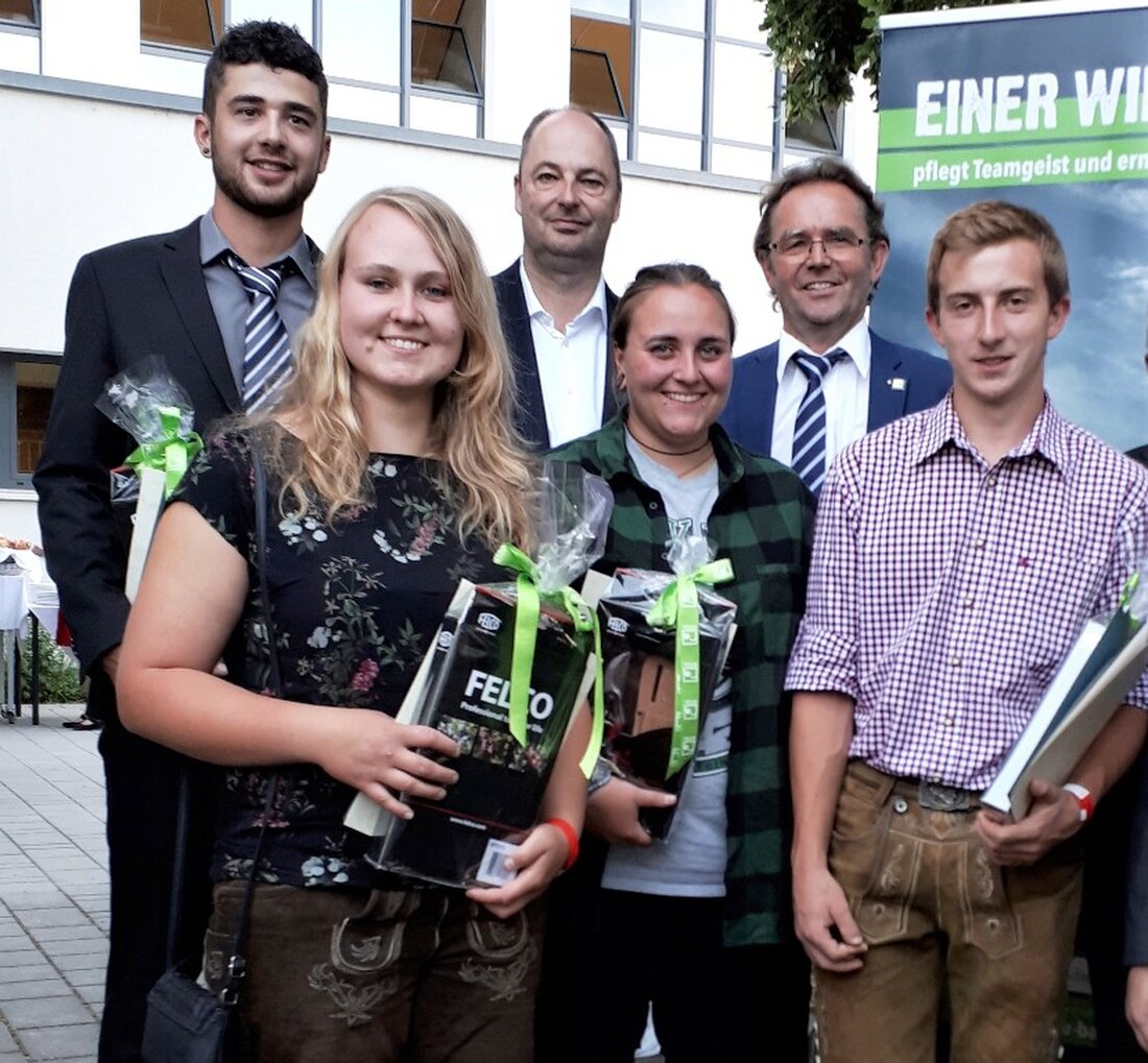 Weiden. Mit der Freisprechungsfeier im Staatlichen Beruflichen Schulzentrum Regensburger Land beendeten 39 junge Oberpfälzer ihre Ausbildung im Beruf Gärtner/-in. Davon entfallen 23 Absolventen auf die Fachrichtung Garten- und Landschaftsbau (GaLaBau) [&hellip;]