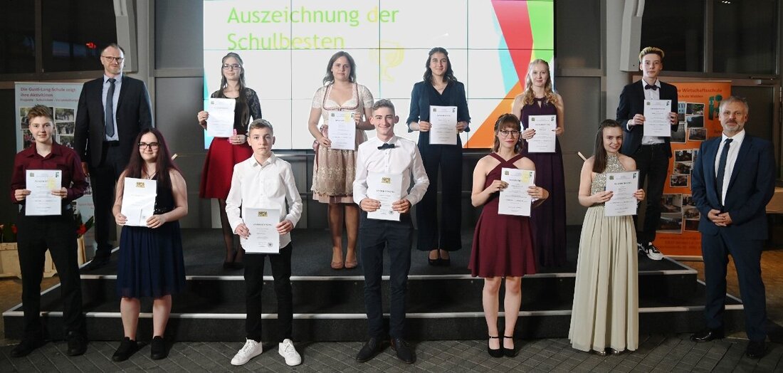 Weiden/Weiherhammer. 92 Abschlussschülerinnen und -schüler der Weidener Wirtschaftssschule konnten an einem lauen Sommerabend im Innovision Center der BHS Weiherhammer ihr Zeugnis zum Mittleren Schulabschluss freudig entgegennehmen. 17 Prüflinge strahlten noch etwas mehr, denn sie hatten die Abschlussprüfung mit einer Eins vor dem Komma bestanden.