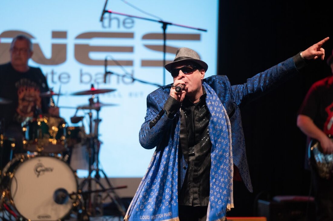 Altenstadt an der Waldnaab. Am Samstag, 25. Juli 2026, rockt die 4. Serenade ab 20 Uhr mit der Tribute-Band The Stones als Hommage an die Rolling Stones. Eintritt frei, bei schlechtem Wetter in der Grundschul-Turnhalle.