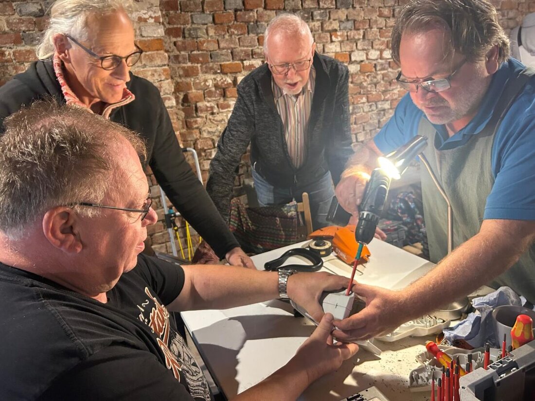 Störnstein. Das vierte Reparaturcafé Alte Glasschleif der Denk- und Macherei lädt am Donnerstag, 2. Juli, von 16 Uhr bis 20 Uhr nach Reiserdorf ein. Besucher reparieren defekte Dinge gemeinsam – bei Kaffee und Kuchen.