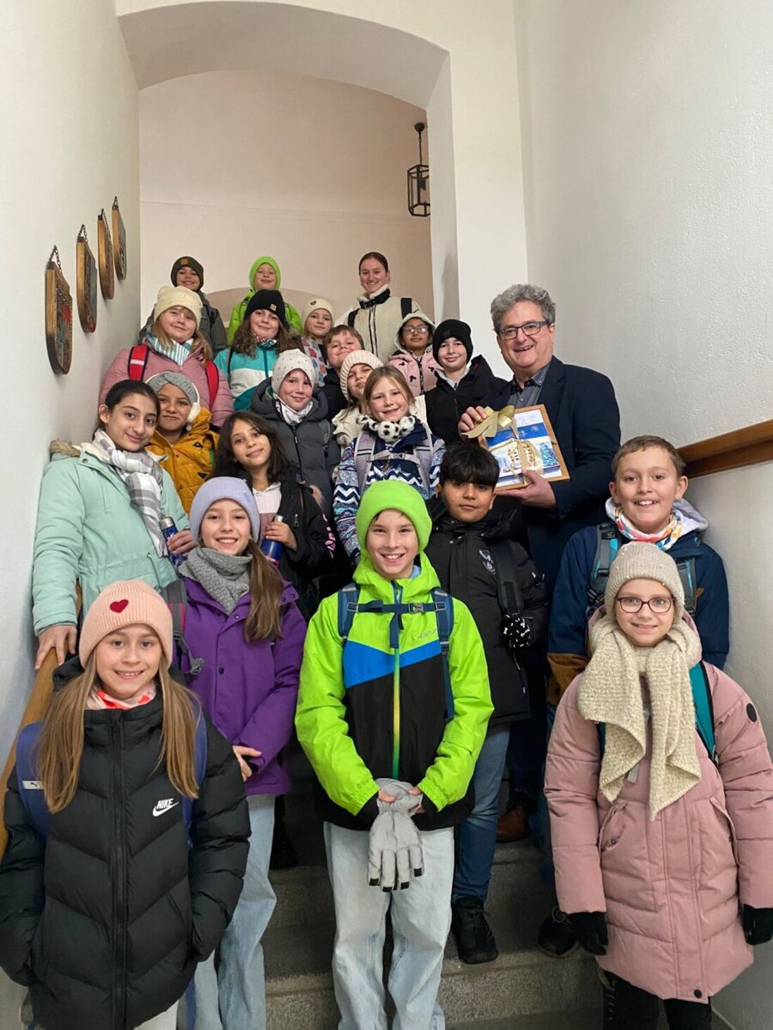 Pressath. Die Klasse vier a der Grund- und Mittelschule besuchte im HSU-Unterricht das Rathaus und traf Bürgermeister Bernhard Stangl. Die Kinder stellten Fragen und bekamen bei einem Rundgang Einblicke in Sitzungssaal.