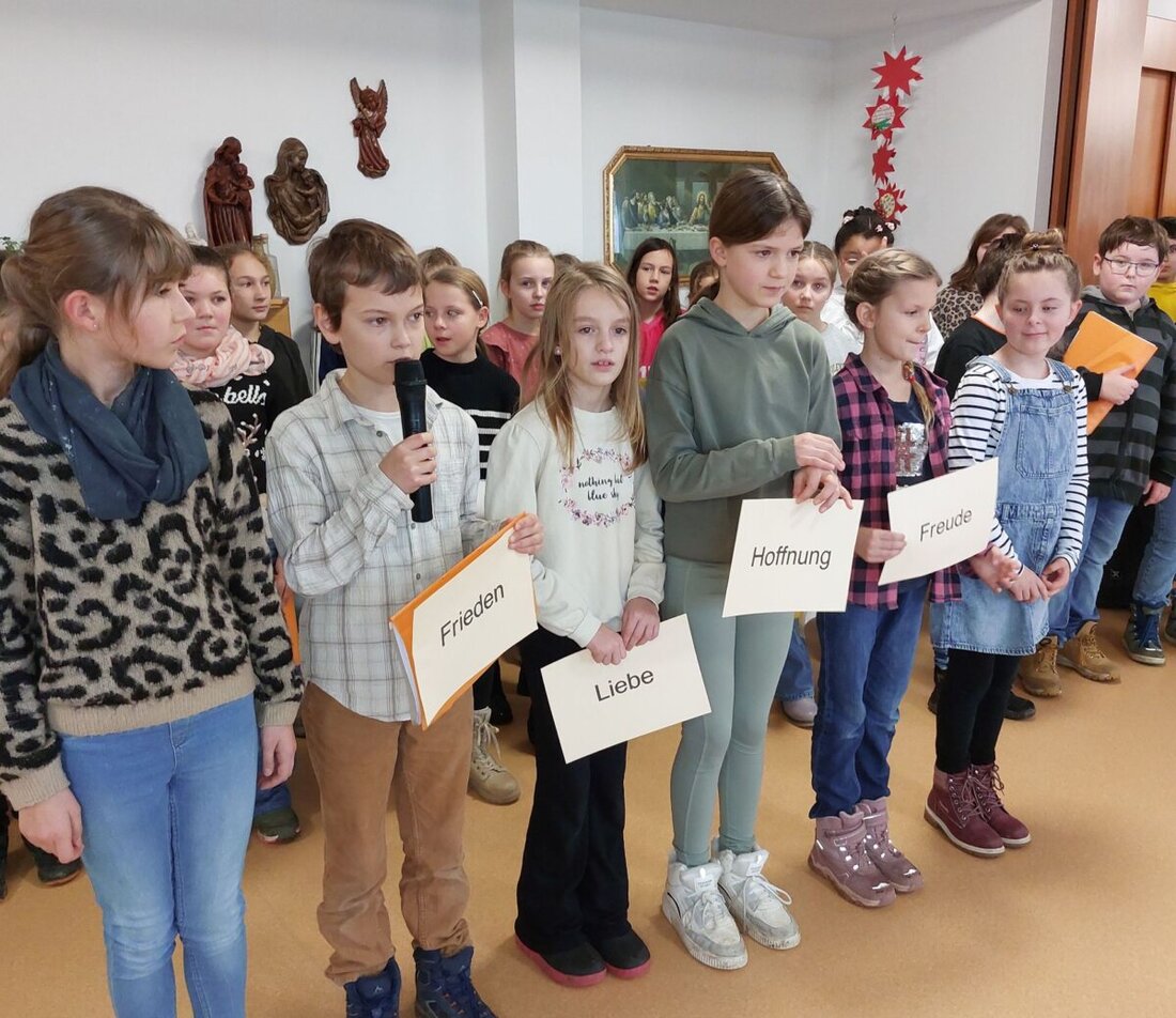 Floß. Viertklässler der Grundschule Floß besuchten das Seniorenheim Am Reiserwinkel und brachten mit Liedern, Gedichten und gebastelten Engelchen adventliche Freude. Der Vormittag zeigte, wie kostbar Nähe zwischen Generationen ist.