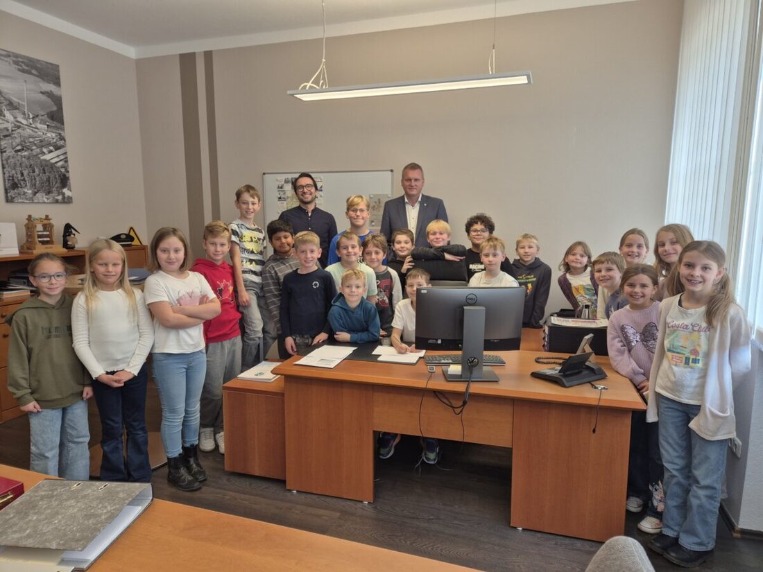 Maxhütte-Haidhof. Fünf vierte Klassen der Maximilian-Grundschule erkundeten das Rathaus, stellten Erstem Bürgermeister Rudolf Seidl viele Fragen und bekamen spannende Einblicke in die Arbeit der Stadtverwaltung.