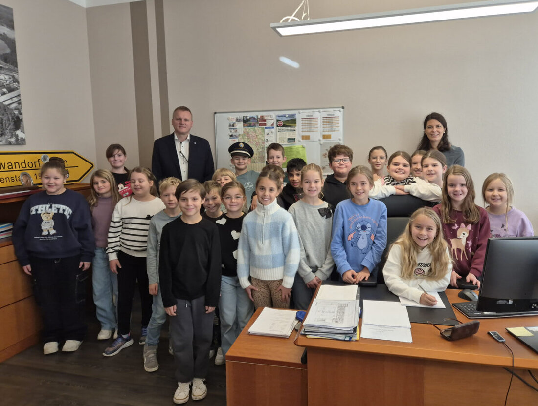 Maxhütte-Haidhof. Fünf vierte Klassen der Maximilian-Grundschule besuchten Ersten Bürgermeister Rudolf Seidl im Rathaus. Sie fragten zu Stadt, Ortsteilen und Aufgaben und lernten die Verwaltung näher kennen.