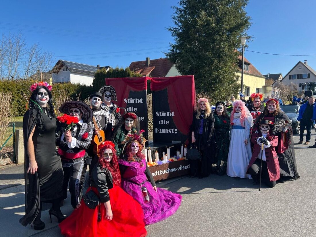 Vilseck. Die Stadtbühne brachte mit einem bunten Faschingswagen den Día de los Muertos auf die Straßen, um auf das Fehlen einer festen Spielstätte aufmerksam zu machen. Ihr Engagement und die Botschaft "Stirbt die Bühne, stirbt die Kunst" sicherten ihnen den fünften Platz bei einer Prämierung.