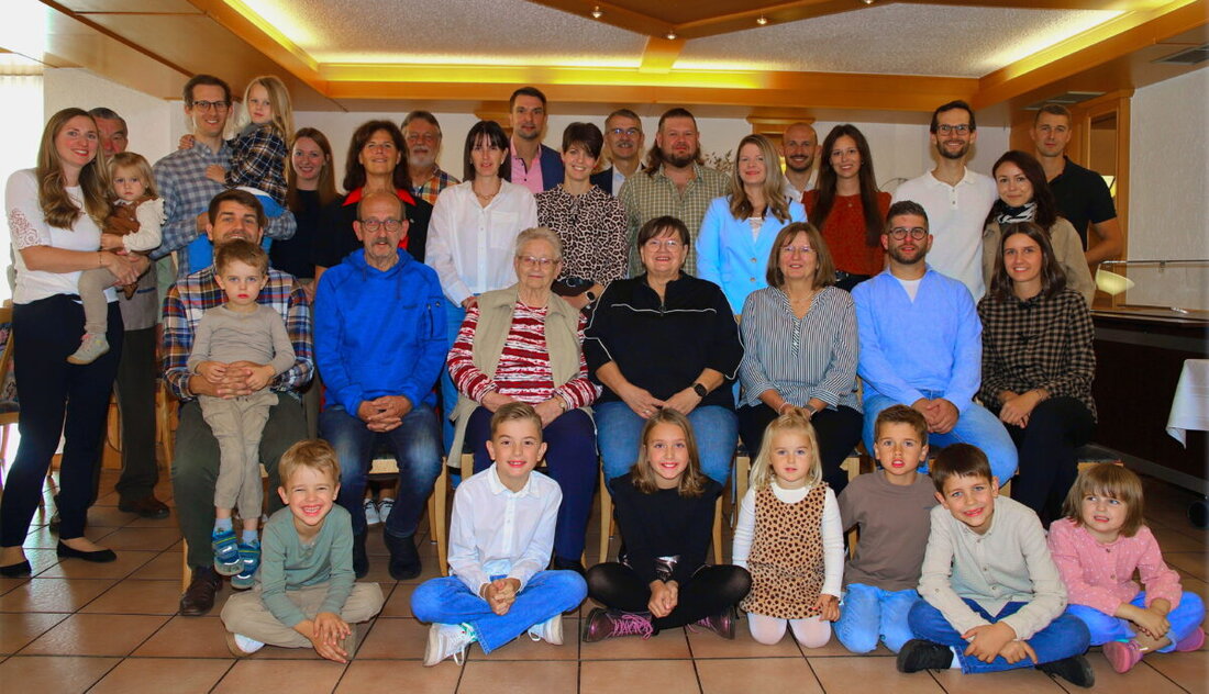 Etzenricht. Margit Bruckner feierte ihren 90. Geburtstag im Kreis der großen Familie – humorvoll, vital und in Radschin geschätzt. Die frühere Wirtin und Schafkopfkönnerin erhielt Glückwünsche vom Bürgermeister.