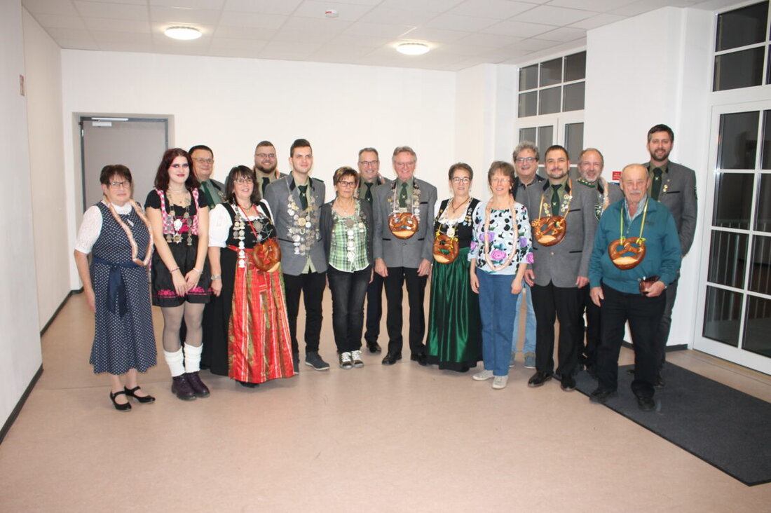 Pressath. Bei der Schützenkönigsfeier der Schützengesellschaft Eichenlaub triumphierte Marco Schmid als Luftgewehr-Schützenkönig. Schützenliesl wurde Marianne Schmid. Jugendkönigin Angélique Dorner stieg zur Schützenkaiserin auf.