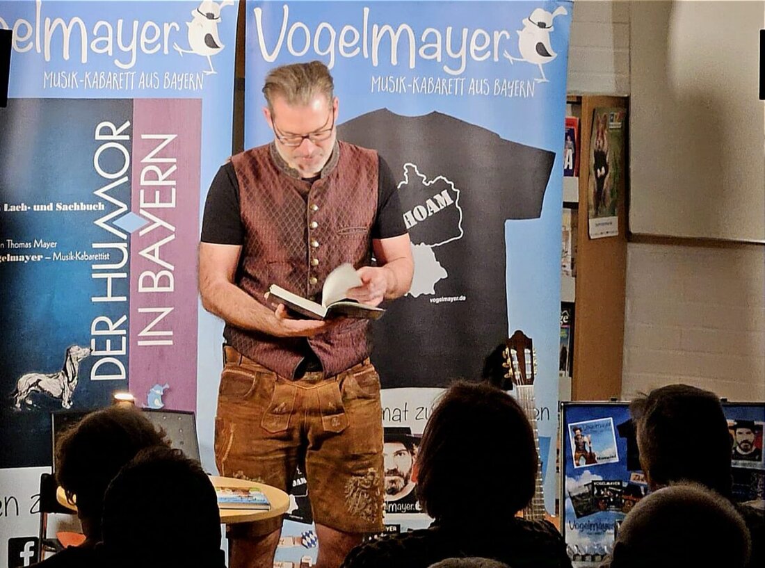 Eslarn. Kabarettist Vogelmayer sorgte in der Gemeindebücherei für ausgelassene Stimmung mit bayerischen Liedern und Sprüchen. Er präsentierte sein Buch "Der Humor in Bayern" und begeisterte das Publikum mit Humor und Musik.