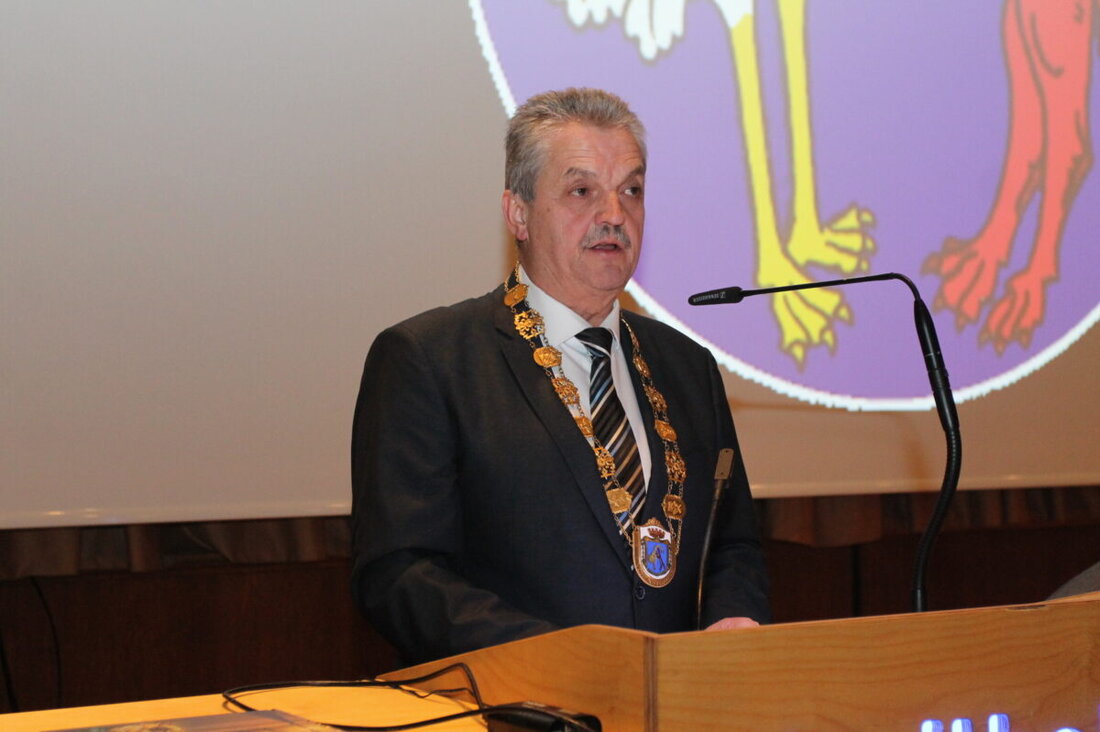 Vohenstrauß. Der Vohenstraußer Bürgermeister spricht in der Jahresschluss-Sitzung vor schwierigen Zeiten. Sorgen bereiten Andreas Wutzlhofer neben den Alltagsbelastungen die oft starke Überzeichnung von Problemen und das Verdrehen von Wahrheiten in sozialen Medien.