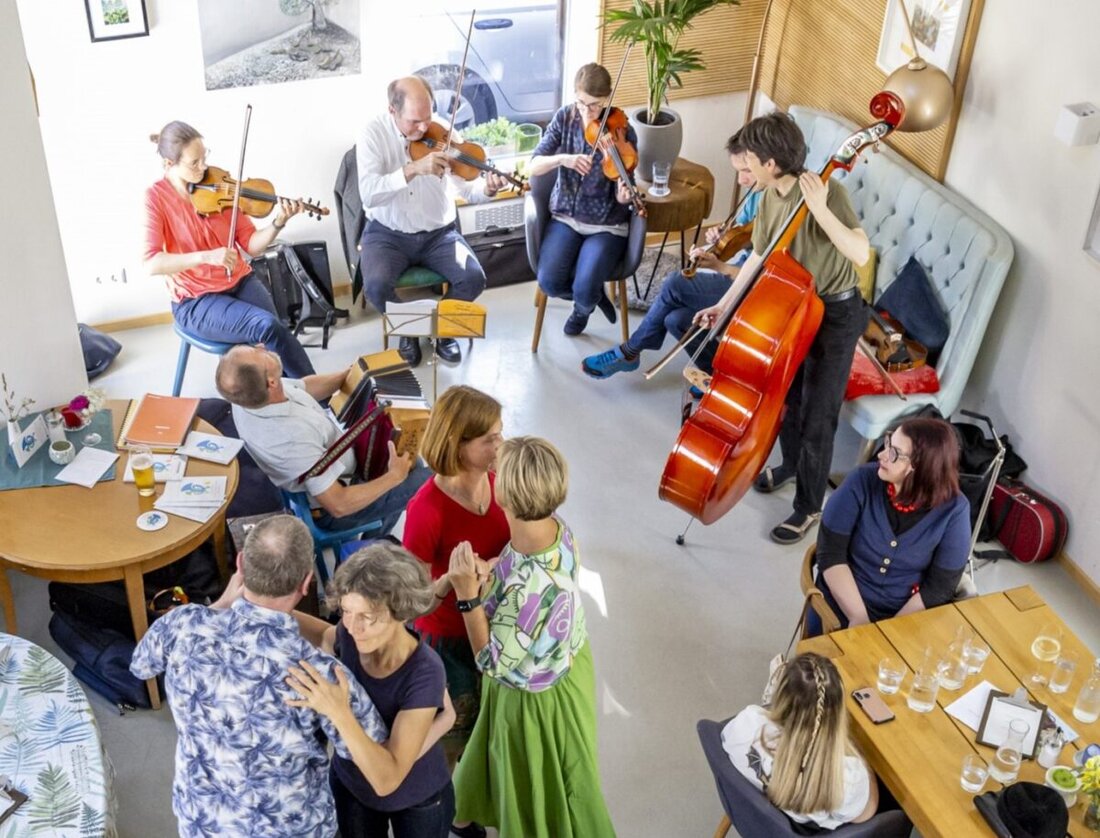 Vohenstrauß. Bereits zum siebten Mal lädt der Bezirk Oberpfalz 2025 zum Zwiefachentag ein. Am Samstag, 10. Mai, steht die typisch bayerisch-böhmische Musikgattung unter dem Motto „…i bitt di schöi – Die Oberpfalz und ihre Zwiefachen“ im Mittelpunkt eines vielseitigen Programms.