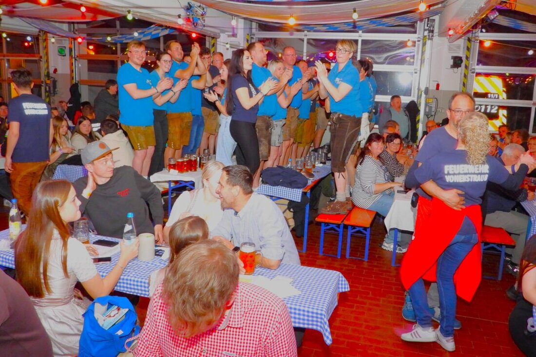 Vohenstrauß. Das 42. Starkbierfest der Feuerwehr Vohenstrauß war ein Erfolg mit gutem Essen, Musik und ausgelassener Stimmung. Über 500 Preise gab es bei der Tombola zu gewinnen, die Feier dauerte bis in die frühen Morgenstunden.