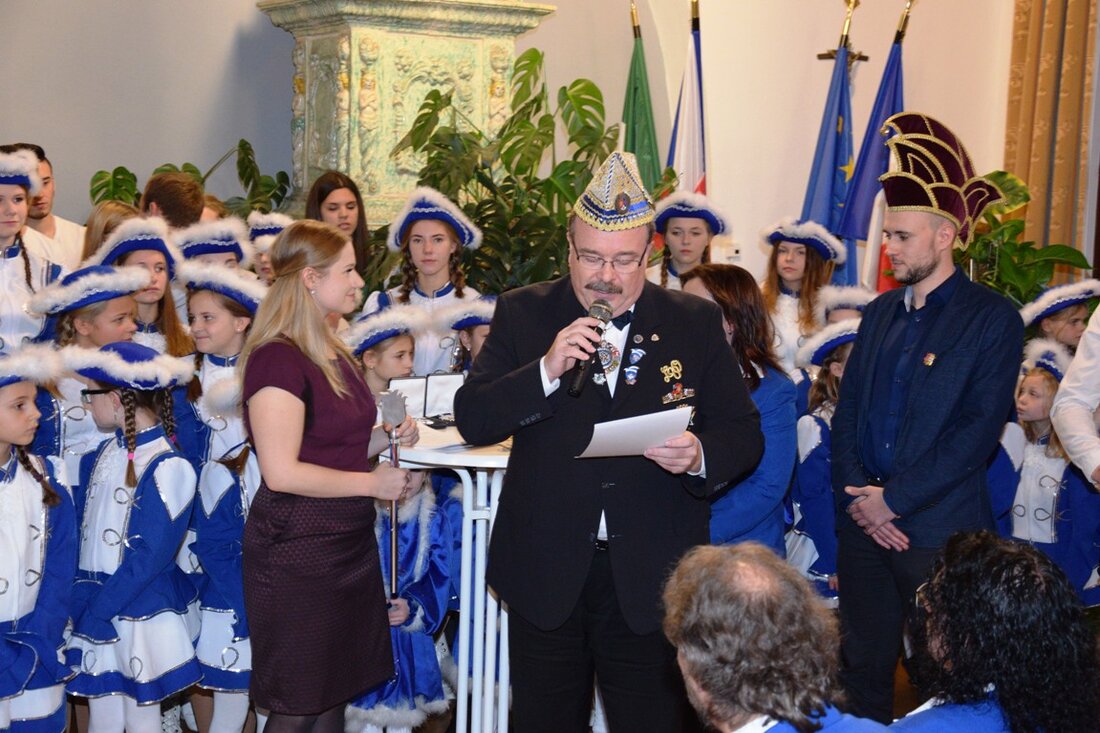Vohenstrauß. 17 Gardeleistungsabzeichen hatte Klaus Faltermeier, Schatzmeister des Landesverbands Ostbayern (LVO), im Gepäck, als er am Samstag zur Proklamation beim Vohenstraußer Faschingsverein (VFV) eintraf. 17 Leistungsabzeichen und – weil der [&hellip;]