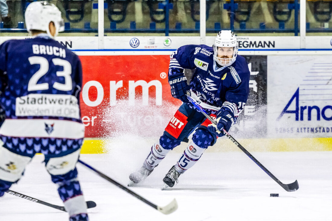 Weiden. Die Blue Devils verabschieden die Stürmer Fabian Voit und Tom Schwarz. Beide laufen in der kommenden DEL2-Saison nicht mehr für die Max-Reger-Stadt auf. Voit bestritt 222 Spiele für Weiden, Schwarz 120.