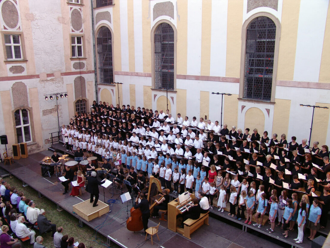 Speinshart. Am Sonntag, 28. Juni 2026, lädt die Sängergruppe Weiden zum Chorfest „Kloster ganz Chor“ in den Klosterinnenhof ein, Beginn ist 17 Uhr. Vier Chöre bieten unter dem Motto Vokalmosaik ein buntes Programm; Eintritt frei.