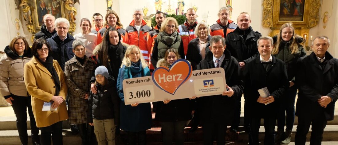 Floß. Die Volksbank-Raiffeisenbank Nordoberpfalz spendete über 3.000 Euro an Kirchen, Vereine und soziale Einrichtungen. Die Gelder erkennen das ehrenamtliche Engagement an und unterstützen unter anderem Kindergärten und Bildungsarbeit.