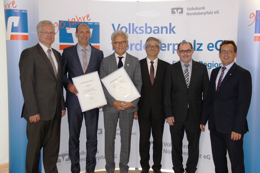 Weiden. Die Volksbank Nordoberpfalz eG ehrt ihren Aufsichtsrat: Aufsichtsratsvorsitzender Josef Kürner ist der Volksbank seit 25 Jahren treu. Stellvertretender Aufsichtsratsvorsitzender Harald Gollwitzer wurde für 20 Jahre Tätigkeit geehrt. In einer Feierstunde ehrte [&hellip;]