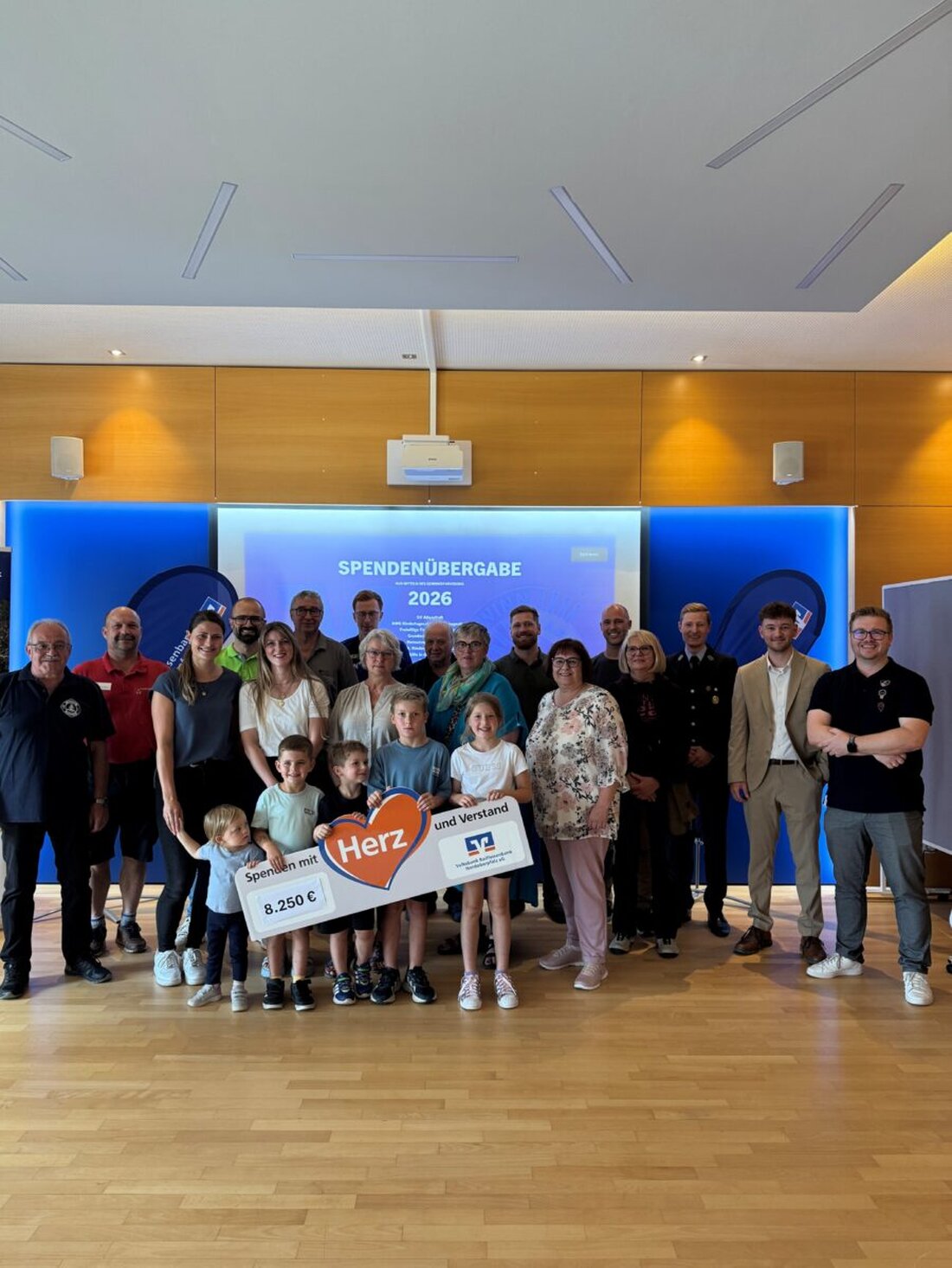 Altenstadt/WN. Kurz vor den Sommerferien hat die Volksbank Raiffeisenbank Nordoberpfalz 8.250 Euro an 16 Vereine und Einrichtungen aus Altenstadt, Parkstein und Umgebung übergeben. Die Spenden stammen aus dem Gewinnsparen.