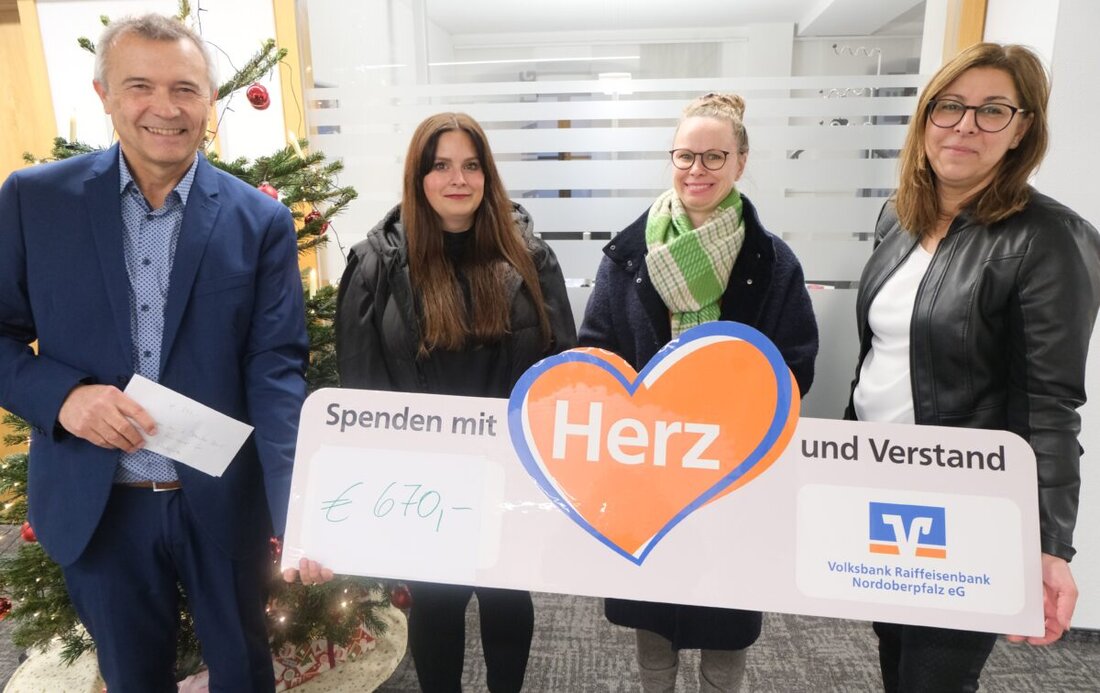 Floß. Das zehnte Adventssingen der Volksbank Raiffeisenbank Nordoberpfalz in St. Johannes der Täufer begeisterte viele. Dabei kamen über 670 Euro zusammen. Die Bank spendete je 335 Euro an beide Kindergärten.