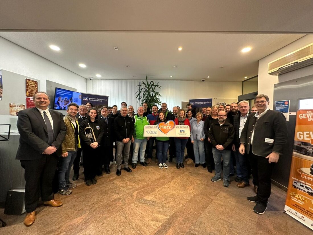 Wiesau. Die Volksbank Raiffeisenbank Nordoberpfalz übergab in der Geschäftsstelle eine Gewinnsparspende von 10.000 Euro an Vereine, Schulen und Kindergärten der Region. Die Feier war musikalisch umrahmt, Bürgermeister waren dabei.