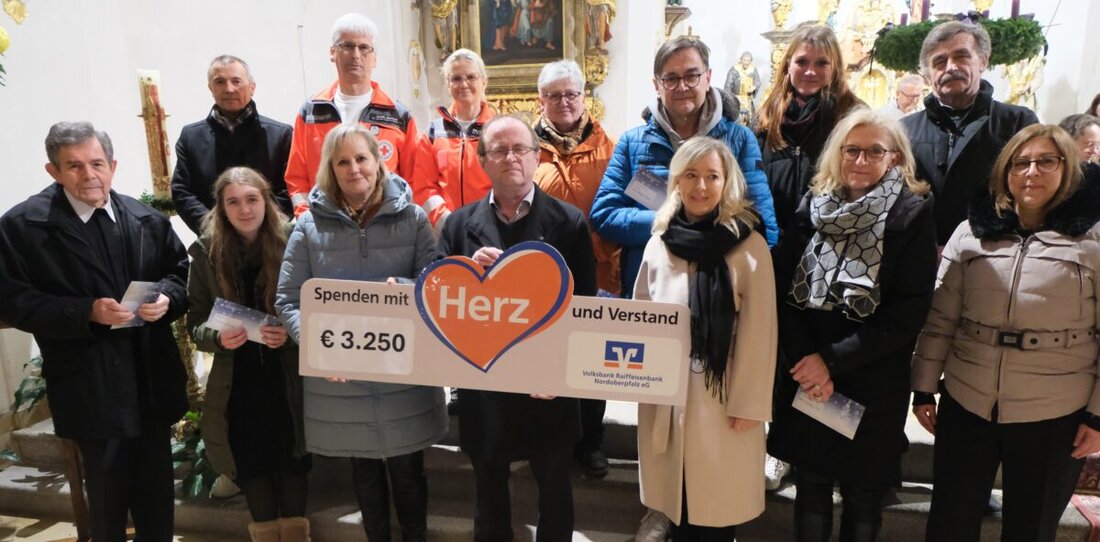 Floß. Nach dem zehnten Adventssingen in St. Johannes der Täufer spendete die Volksbank Raiffeisenbank Nordoberpfalz 3.250 Euro. Begünstigt wurden örtliche Vereine, Schulen und Kirchengemeinden.