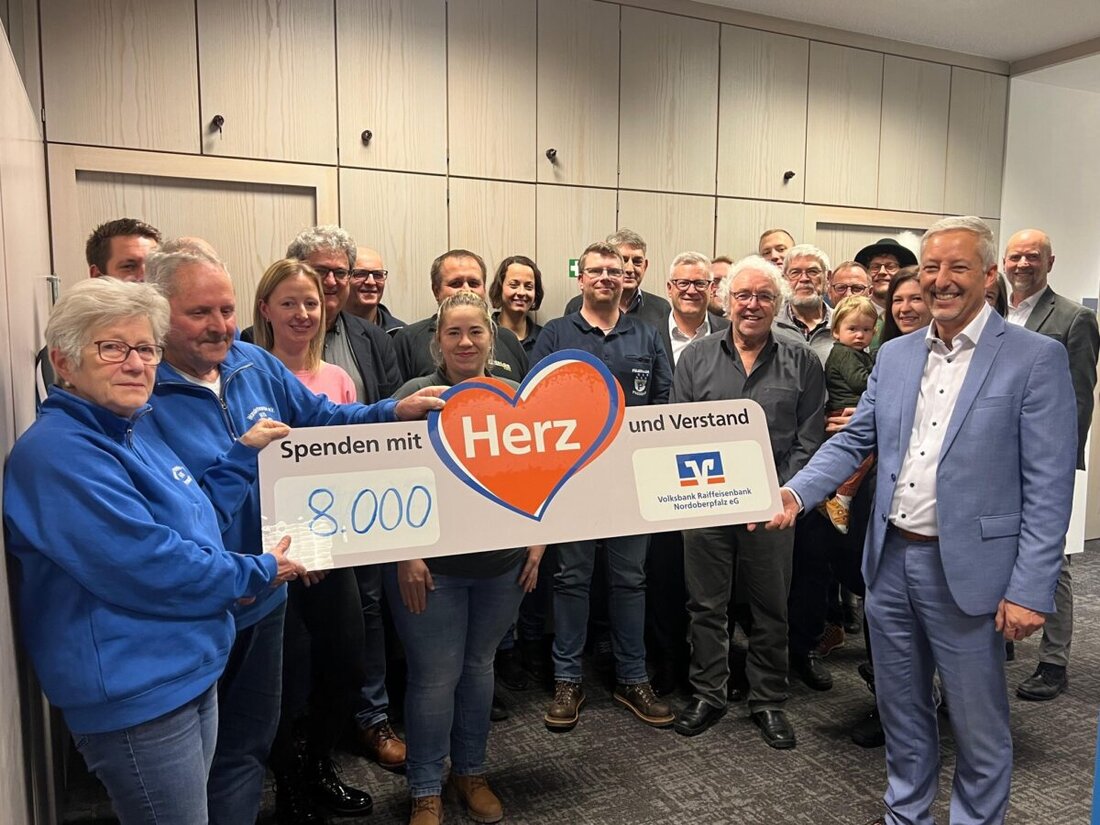Pressath. Bei der Spendenübergabe unterstützt die Volksbank Raiffeisenbank Nordoberpfalz 16 Vereine mit 8.000 Euro und elf Schulen mit 5.500 Euro. Das Geld stammt aus dem Gewinnsparen und stärkt Projekte in der Region.