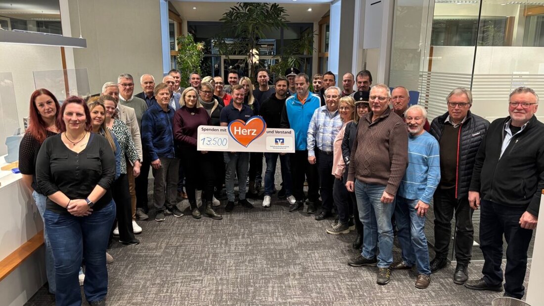 Eschenbach.
Die Volksbank Raiffeisenbank Nordoberpfalz unterstützt 28 Vereine in Eschenbach und Umgebung mit 13.500 Euro.
Zusätzlich gingen 5.500 Euro an elf Schulen; die Mittel stammen vom Gewinnsparverein Bayern.