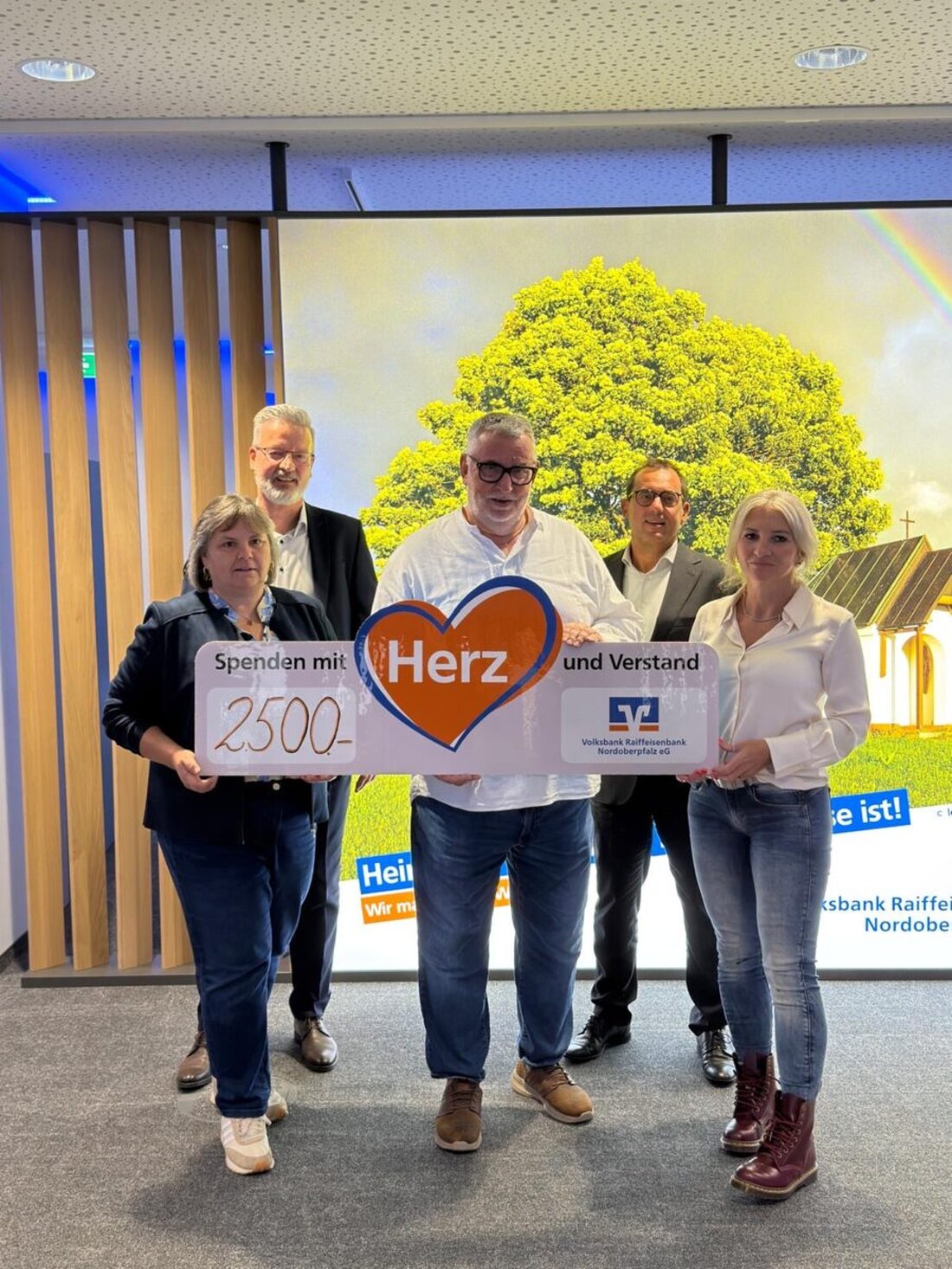 Weiden. Die Volksbank Raiffeisenbank spendet 2500 Euro für den Seniorennachmittag am 27. Oktober ab 14 Uhr in der Max-Reger-Halle. Karten kosten 4 Euro inkl. Kuchen und Kaffee oder Tee.