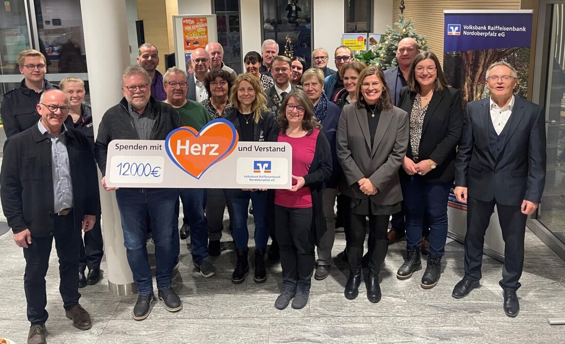 Mitterteich. Die Volksbank Raiffeisenbank Nordoberpfalz hat in der Geschäftsstelle Spenden an Vereine und Einrichtungen übergeben. Insgesamt fließen 12.000 Euro aus dem Gewinnsparen in lokale Projekte und stärken das Ehrenamt.