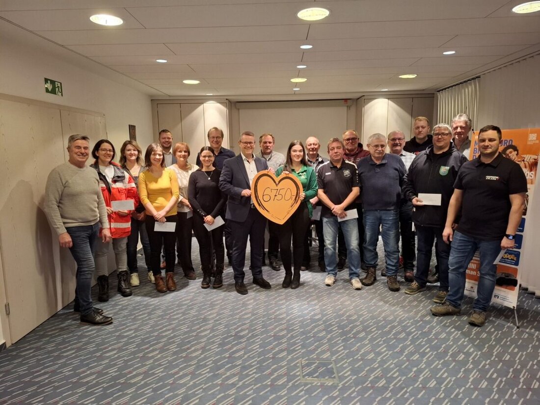 Eslarn. Die Volksbank Raiffeisenbank Nordoberpfalz eG unterstützt 17 Vereine mit einer Rekordspende von 6.750 Euro aus dem Gewinnsparen. Filialleiter Markus Dimper betont die Verbundenheit und dankt dem Ehrenamt.