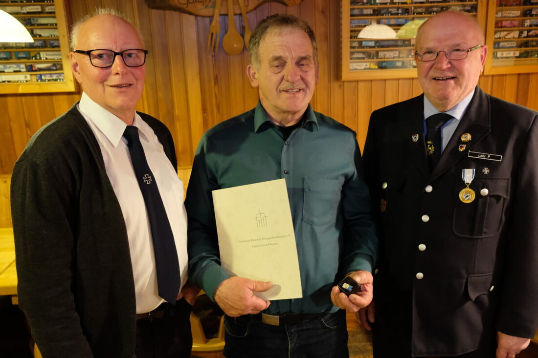 Speinshart. Für mehr als 40 Jahre Einsatz in der Kriegsgräberfürsorge erhielt Manfred Walberer die weiß-goldene Verdienstspange. Die KSK sammelte 2025 rekordverdächtige 1.503 Euro für Pflege, Erinnerung und Versöhnung.